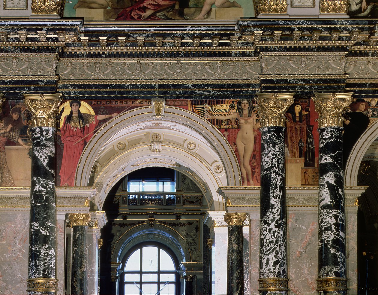 Interiør av Kunsthistorisches Museum, Wien, detalj som viser buegang og spandrel-dekorasjonen av figurer som viser antikkens Hellas og antikkens Egypt, Wien, 189091 (veggmaleri) av Gustav Klimt
