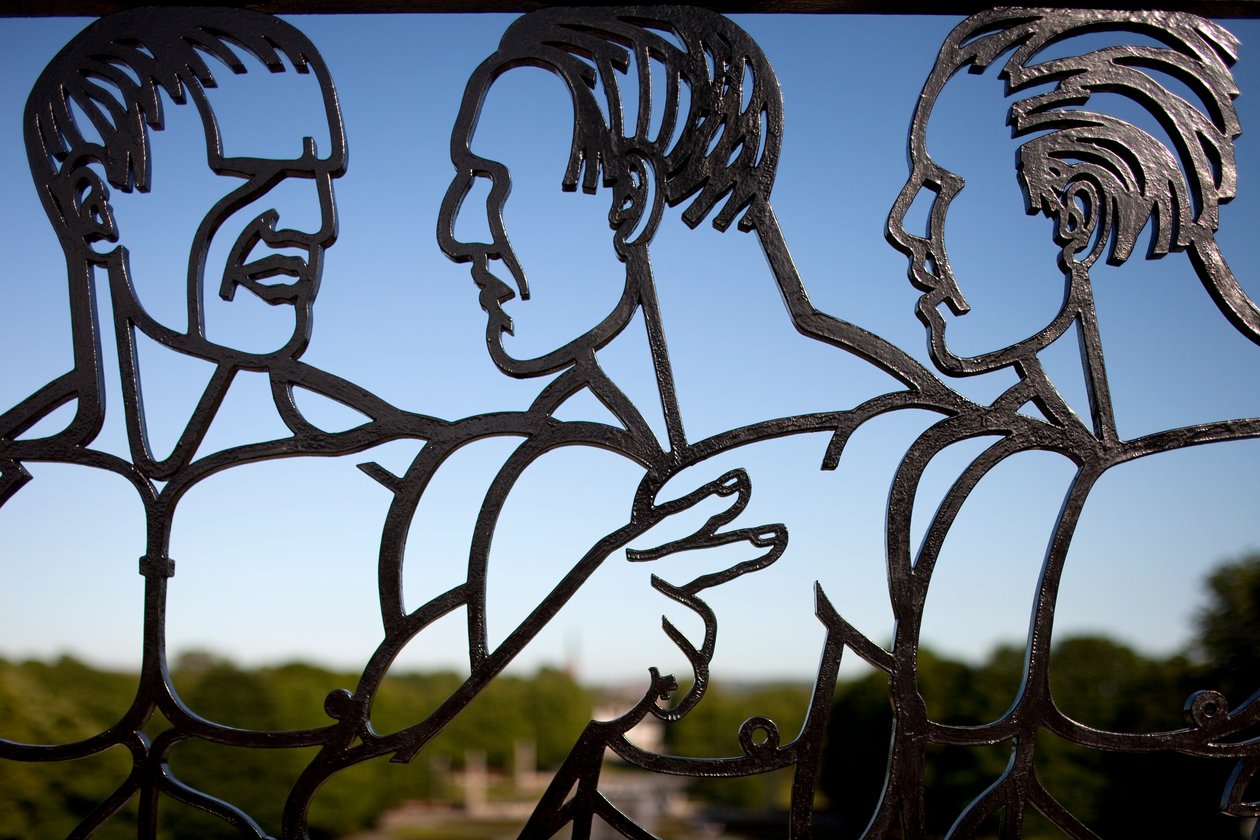 Inngangsporten til skulpturparken, tre hanner i jerndetalj av 346453 av Gustav Vigeland