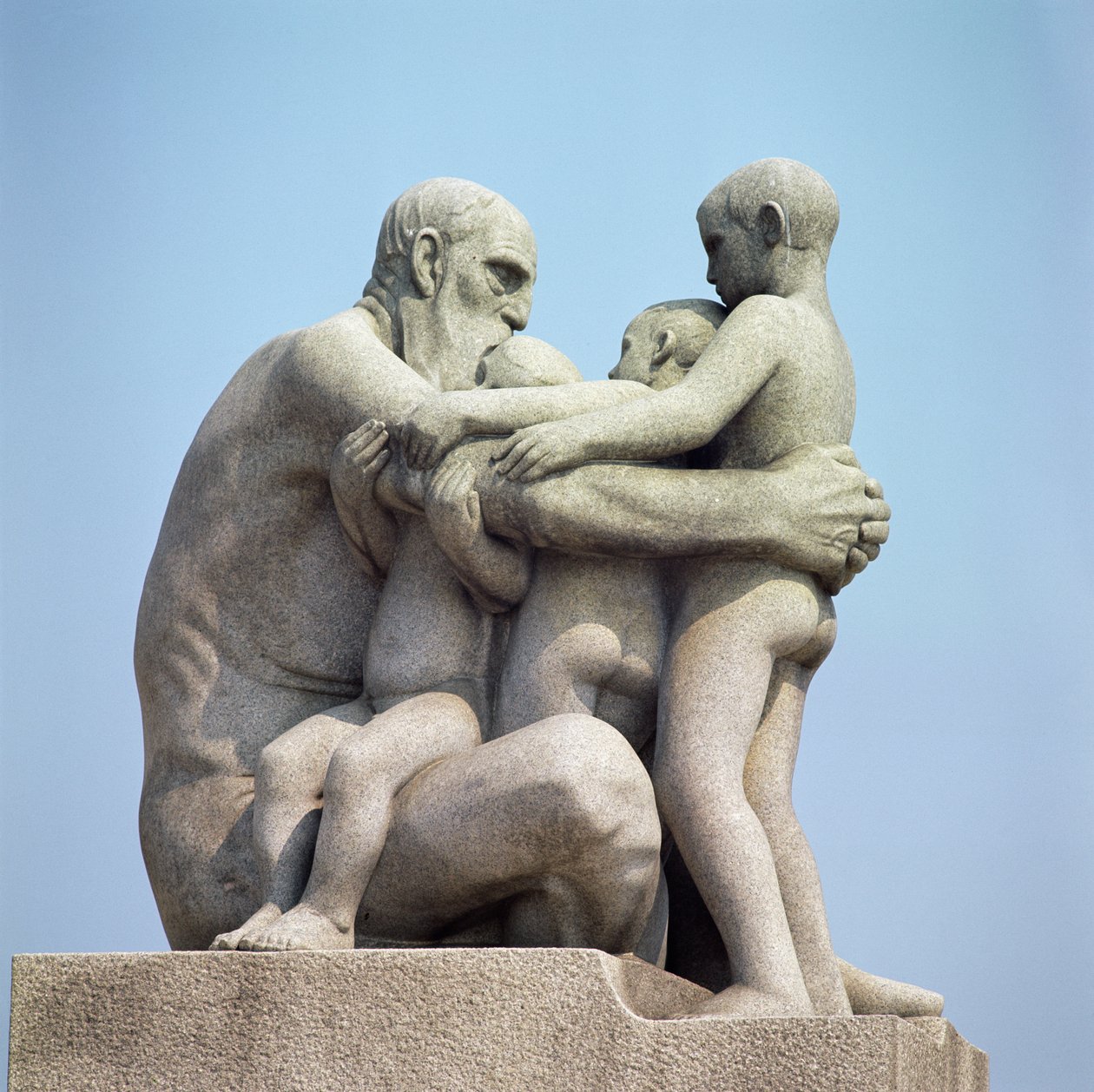 Gammel mann som omfavner fire unge gutter av Gustav Vigeland