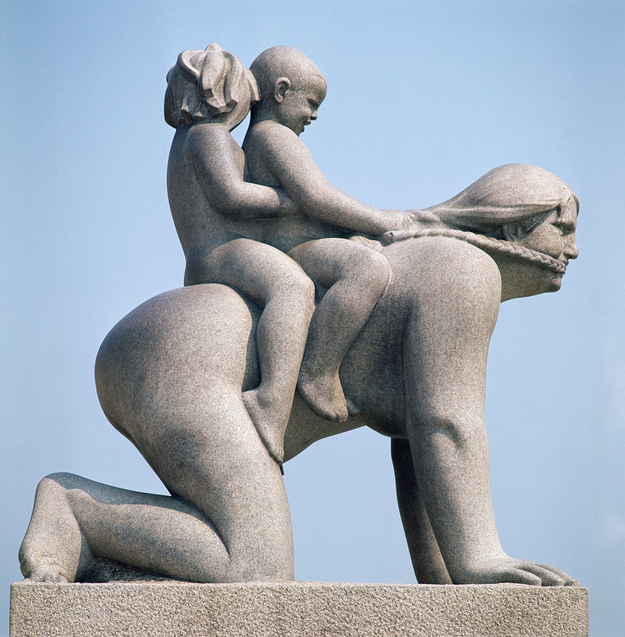 Kvinne med to barn som rir på ryggen av Gustav Vigeland
