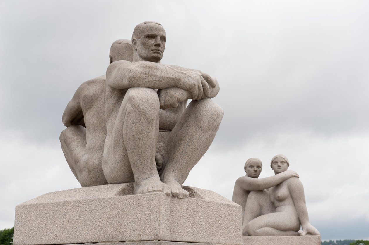 Granittskulpturer av to nakne menn som sitter rygg mot rygg; skulptur av to kvinner i ryggen skulptur i Frognerparken, Oslo, Norge (granitt) av Gustav Vigeland