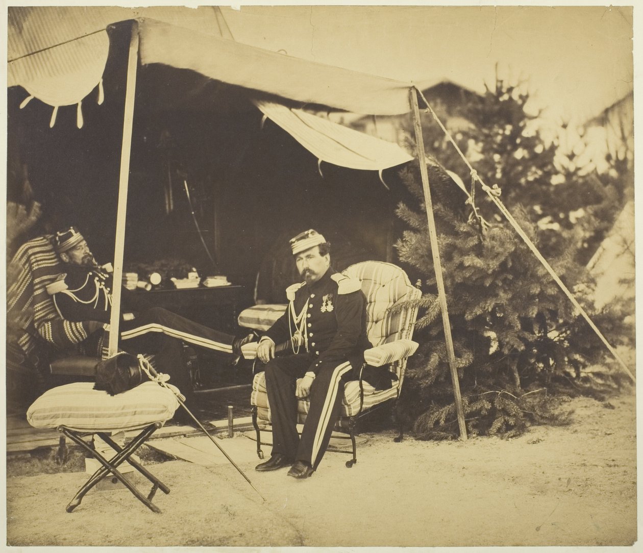 Offiserer som sitter ved et telt, Camp de Châlons av Gustave Le Gray