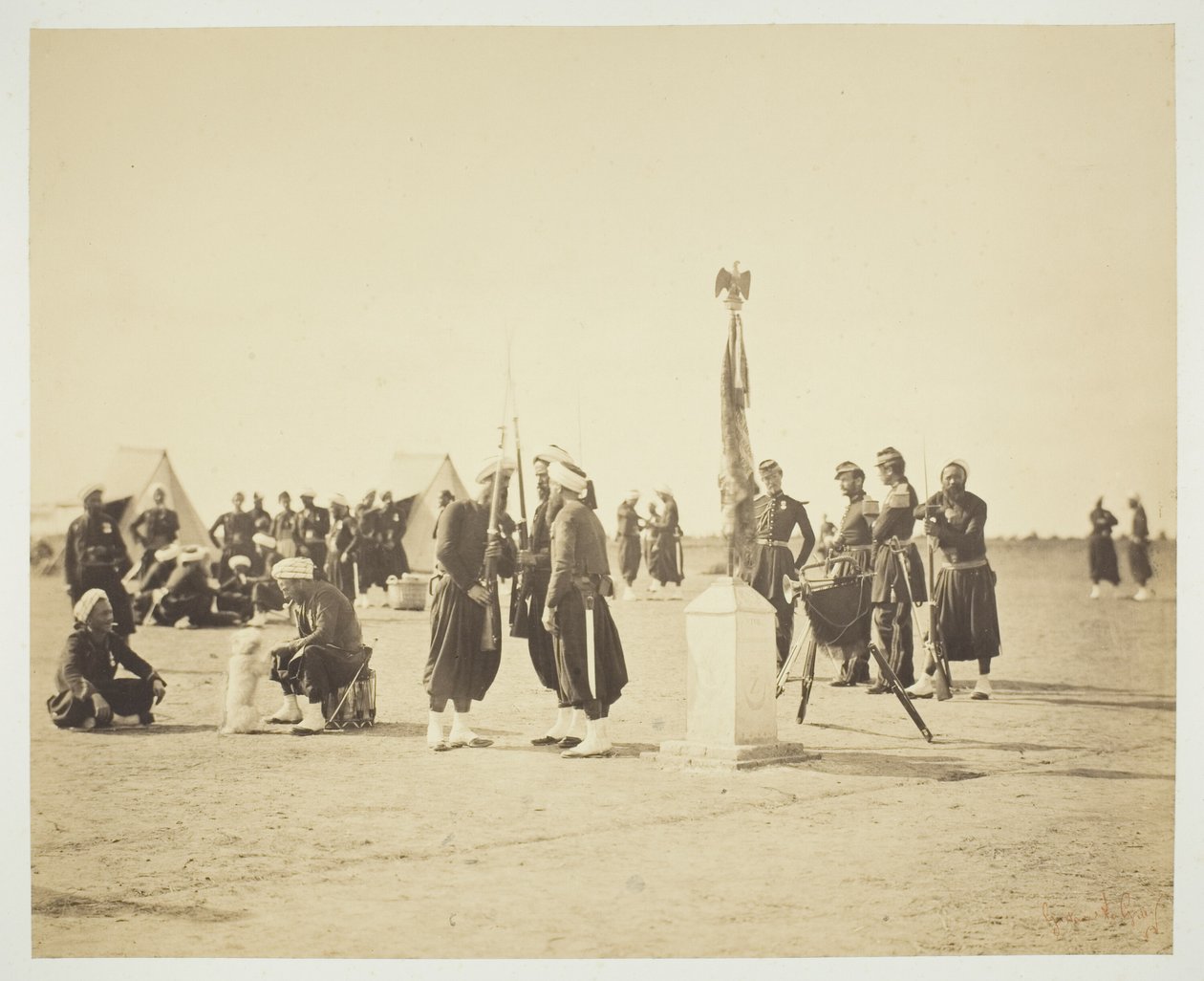 Det hevede flagget til Zouave-regimentet, Camp de Châlons av Gustave Le Gray