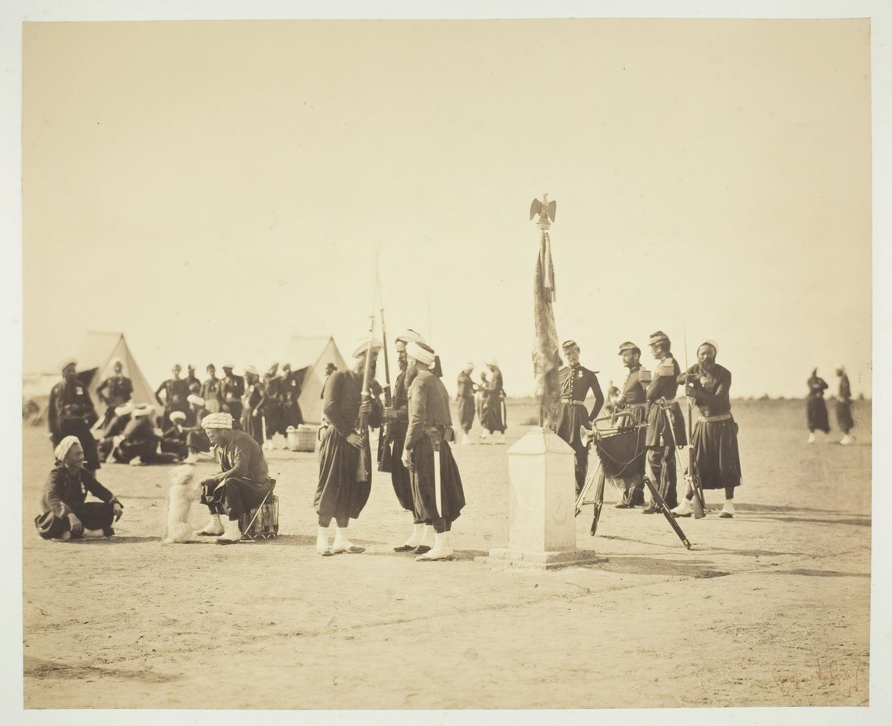 Det hevede flagget til Zouave-regimentet, Camp de Châlons, 1857. av Gustave Le Gray
