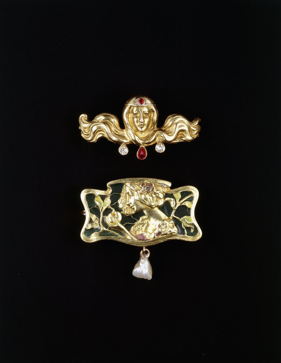 En jugendstilsbrosje av Gustave-Roger Sandoz, og en jugendstilbrosjeformet metallsett med plik en jour og en perledråpe, gullfarget sølje og edelstener, ca. 1900 (gullfargede søljer, edelstener) av Gustave Roger Sandoz