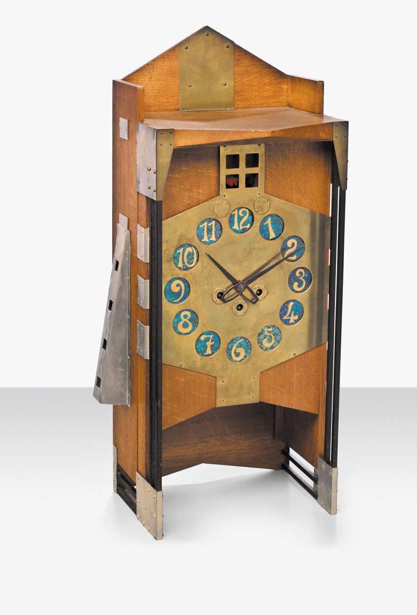 A Mantel Clock, ca. 1907 (eik, messing med iriserende Loetz-glassetall) av Gustave Serrurier Bovy