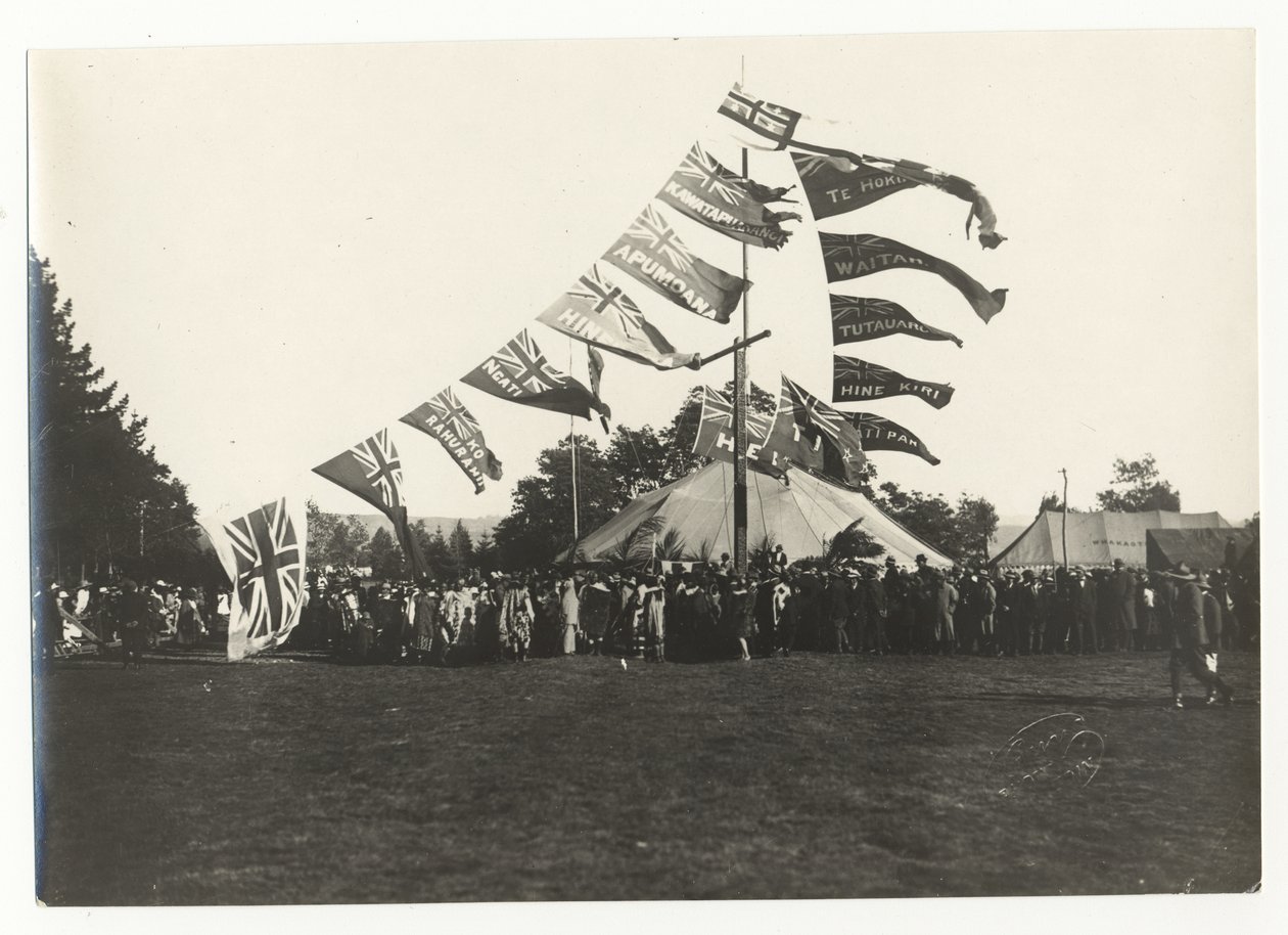 Maori-mottak i Arawa Park, Rotorua, ca. 1925 (sølv gelatintrykk) av Guy Photo Studio