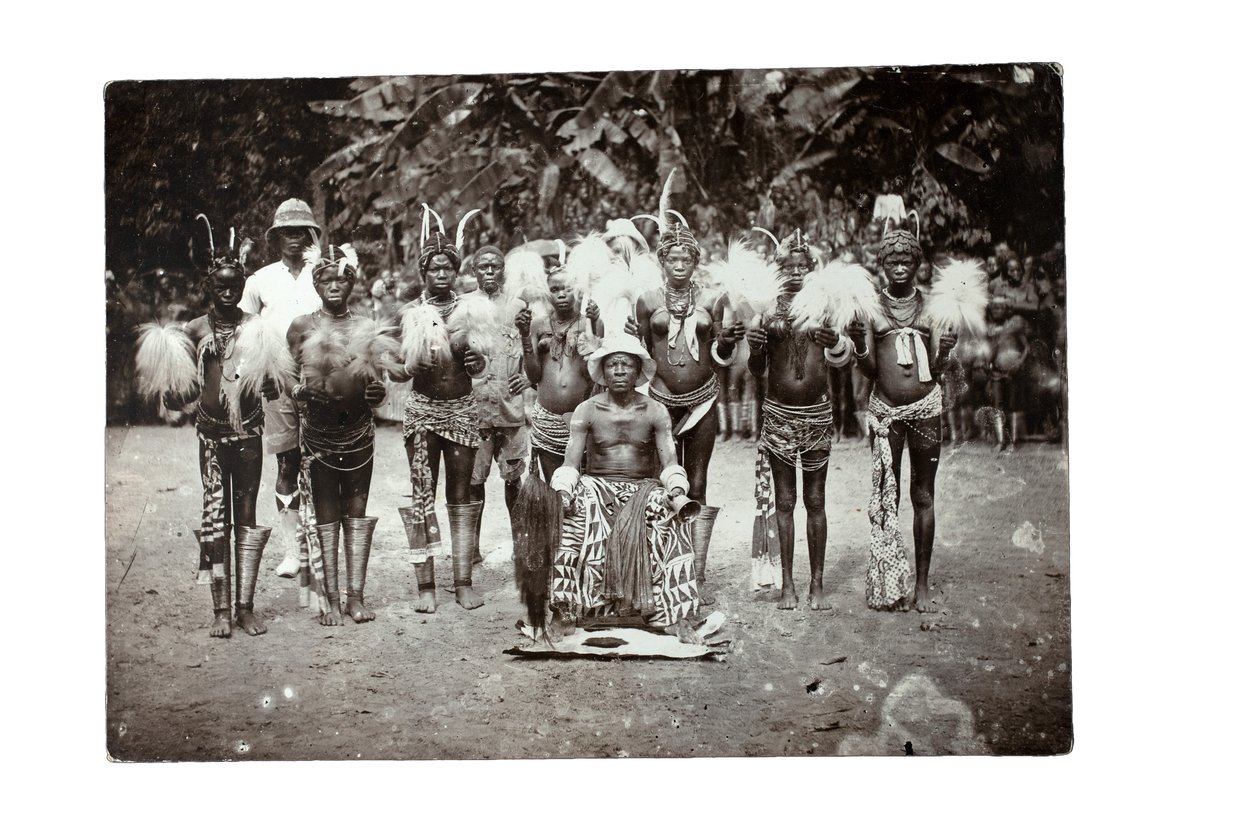 Kamerunsk høvding med sine kvinner, Kamerun, ca. 1930 (gelatinsølvtrykk) av H. S. Freeman