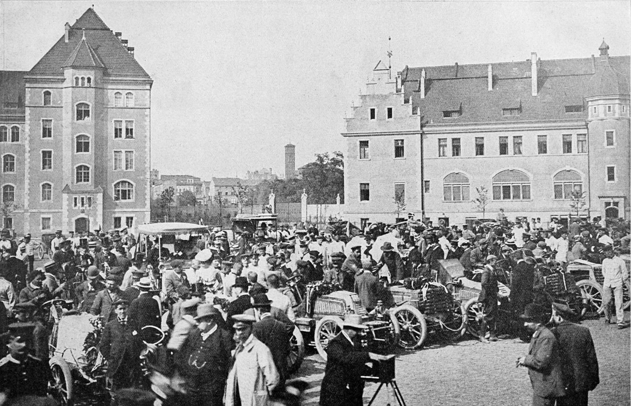 Bilde av bilturen Paris-Berlin. Installasjon av bilene på gårdsplassen til Alexander Kaserne i Berlin av H.Rudolphy