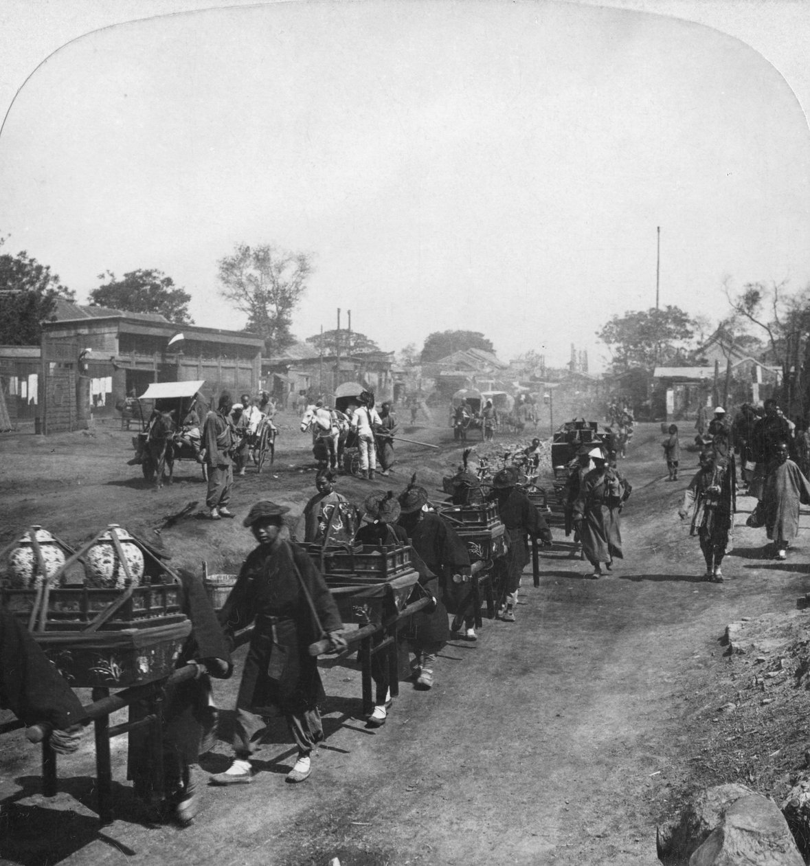 Chinese funeral procession, bearing food for the departed spirit, Peking Beijing, China, 1901 av H. C. White