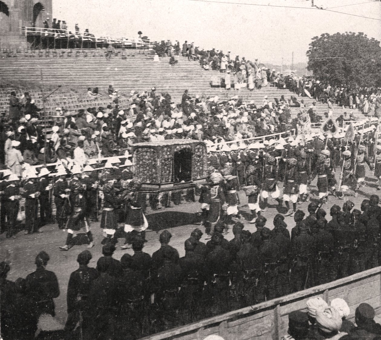 En statspalankin i en kongelig prosesjon, Delhi, India, 1912. av H. D. Girdwood