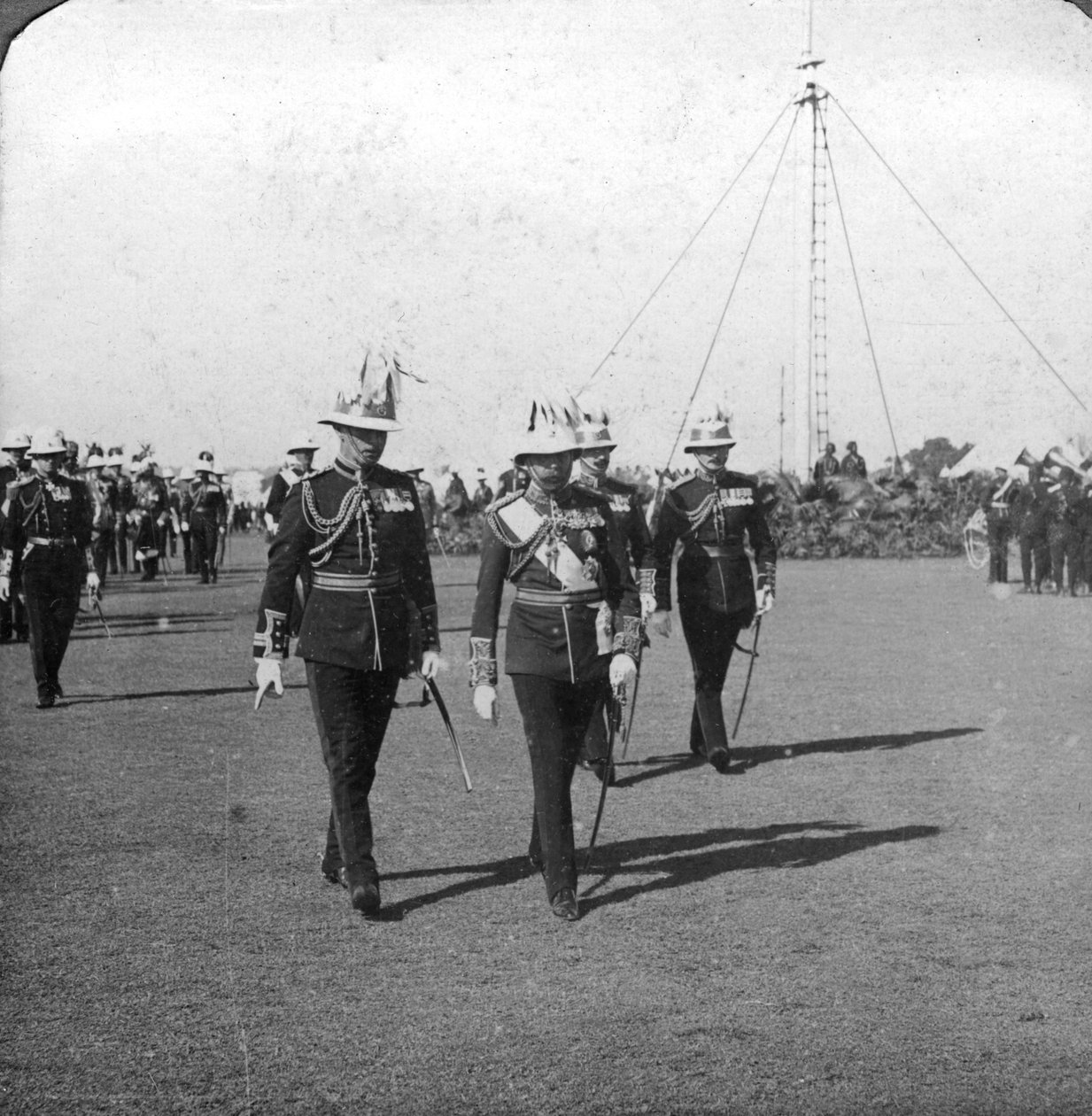 Kong George V 1865-1936 med brigadegeneral Sir R Grimston, Delhi, India, 1912. av H. D. Girdwood