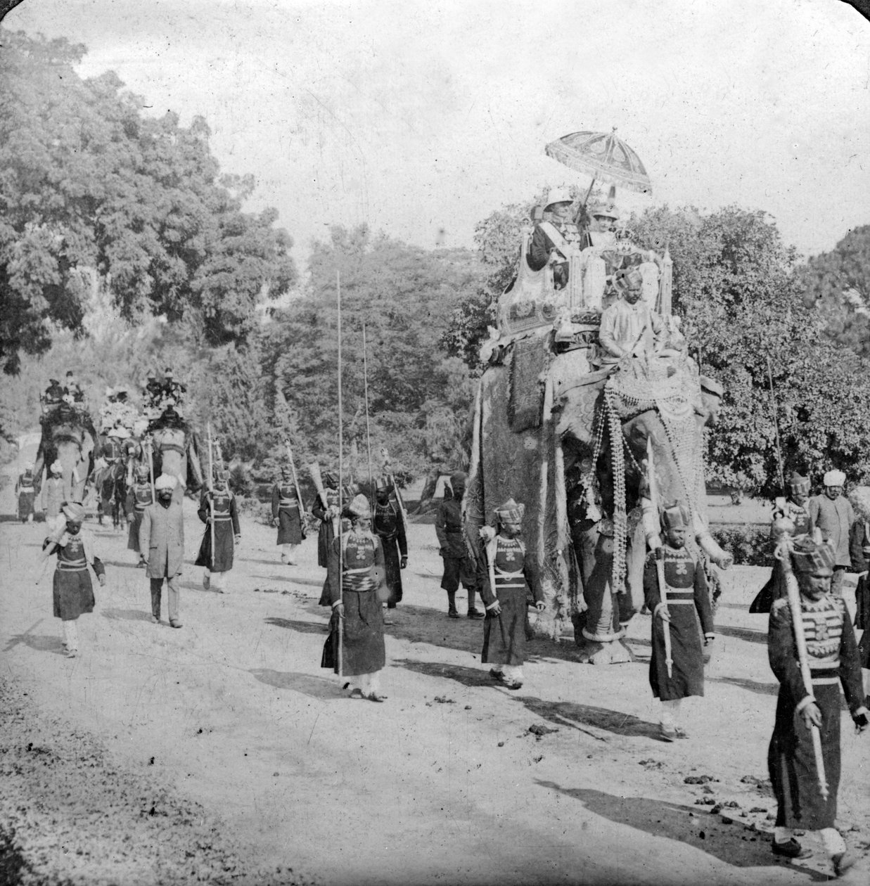 Lord og Lady Harding rir på en elefant, India, 1913. av H. D. Girdwood