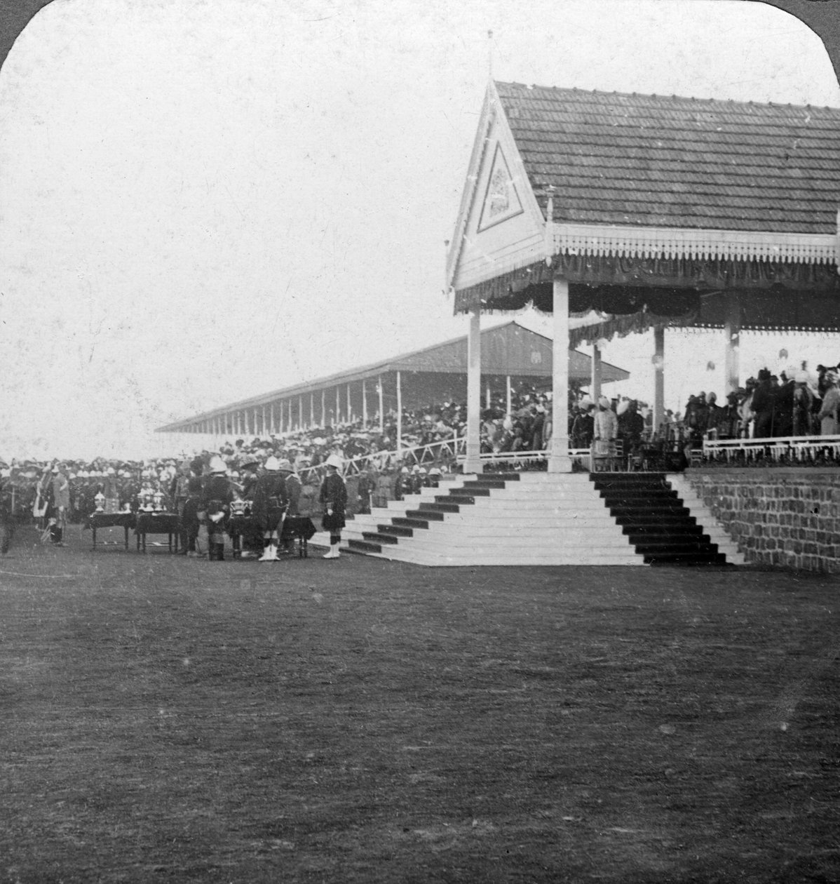 Queen Mary 1867-1953 overrakt premier ved en militærturnering, Delhi, India, tidlig på 1900-tallet. av H. D. Girdwood