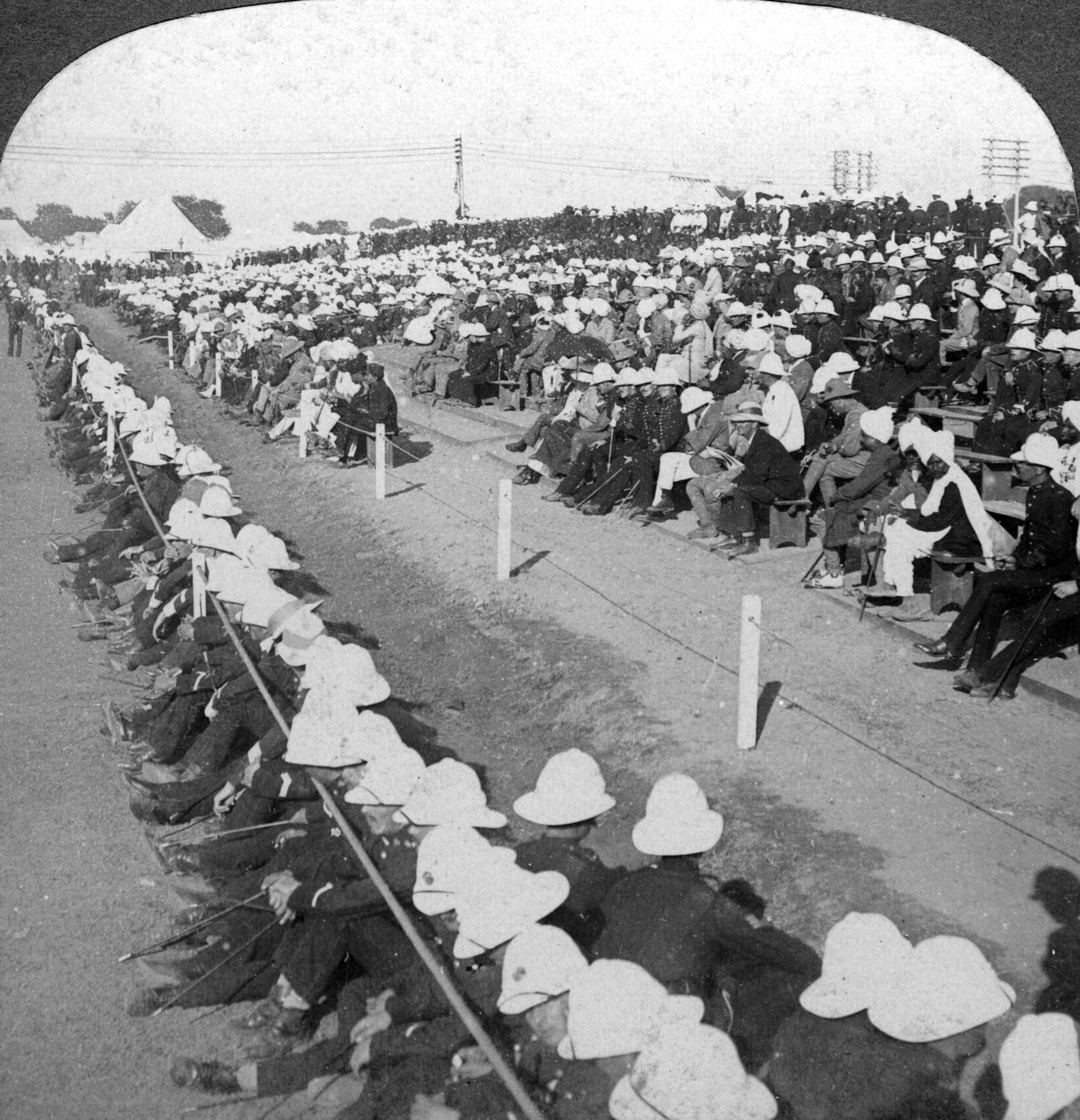 Ser på en fotballkamp mellom Lancashire Fusiliers og Border-regimentene, Delhi, 1910-tallet. av H. D. Girdwood