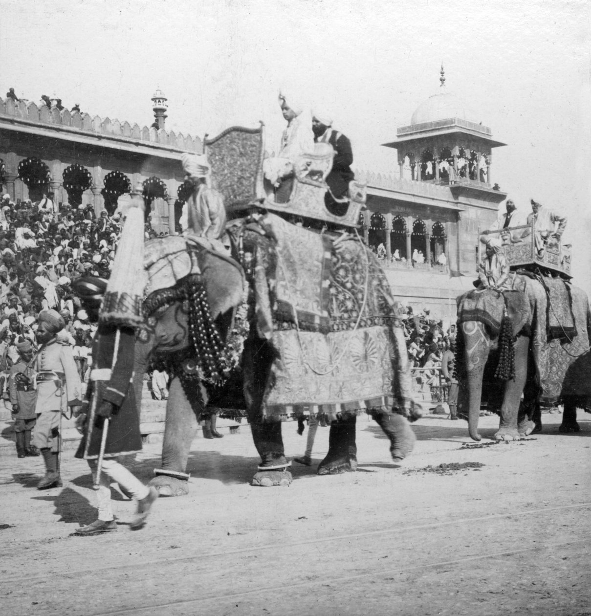 En elefantprosesjon som passerer Jumma Masjid, Delhi, India, 1900-tallet. av H. Hands and Son