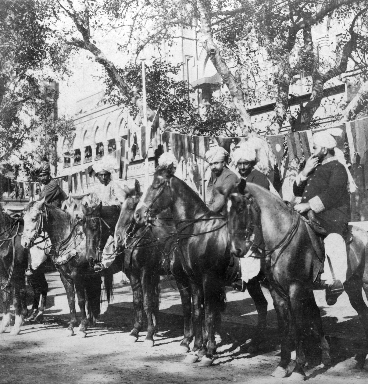 Punjabi-ryttere utenfor jernbanestasjonen i Delhi, India, 1900-tallet. av H. Hands and Son