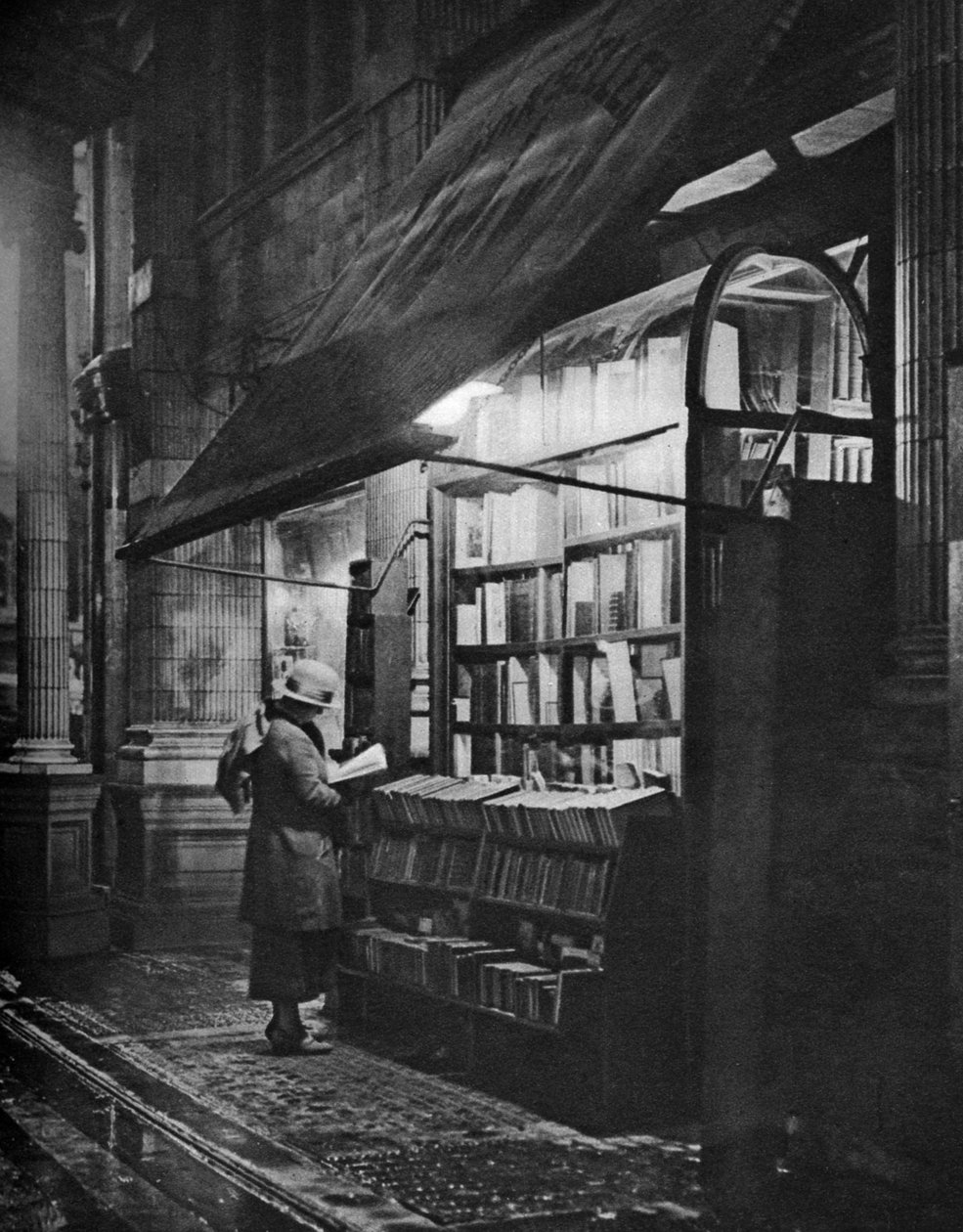 En bokhandel i Bloomsbury, London, 1926-1927. av H. W. Fincham