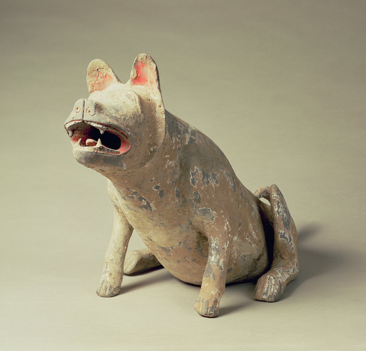 Tidlig kinesisk keramikksittende hund, gravartefakt, Han-dynastiet, 206 f.Kr.-220 e.Kr. (keramikk) av Han Dynasty Chinese School