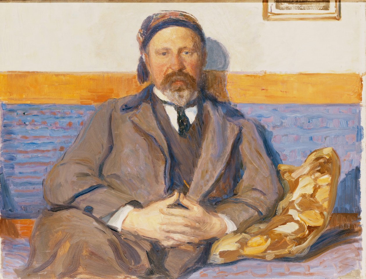 Et portrett av kunstnerens ektemann George Pauli sittende på en sofa, av Hanna Pauli
