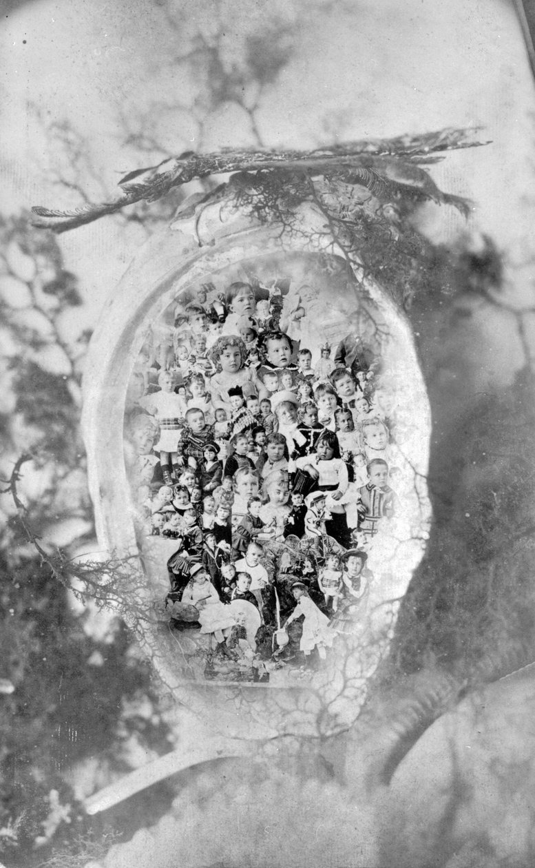 Sammensatt bilde av barn overlagret i et abalone-skall, laget i stil med The Gems of British Columbia, ca. 1880 (bw-bilde) av Hannah Maynard