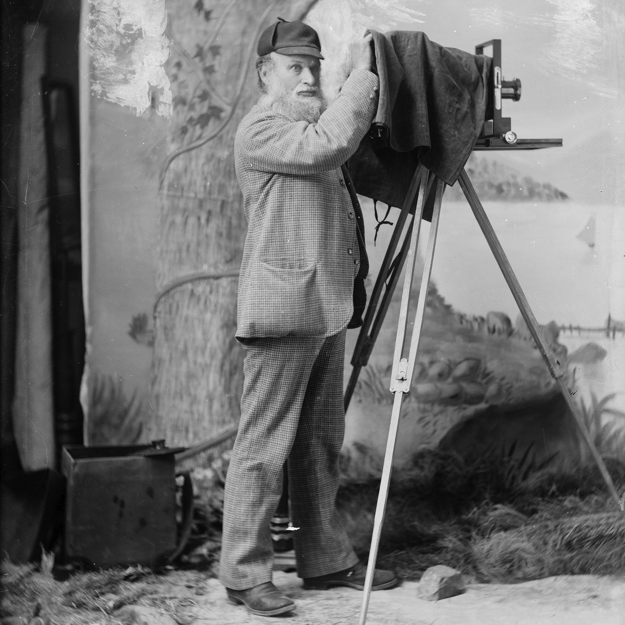 Fotograf Richard Maynard med feltkamera på stativ inne i Hannah Maynards studio, Victoria, BC, 1890-tallet (bw-foto) av Hannah Maynard