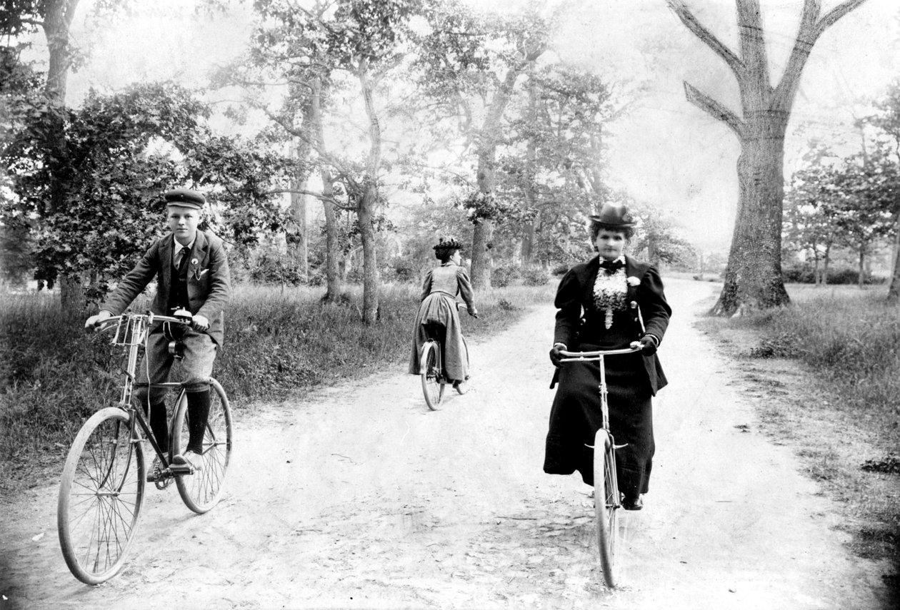 Maynard MacDonald og hans bestemor, Hannah Maynard, sykler i Beacon Hill Park, Victoria, ca. 1895 (bw-bilde) av Hannah Maynard