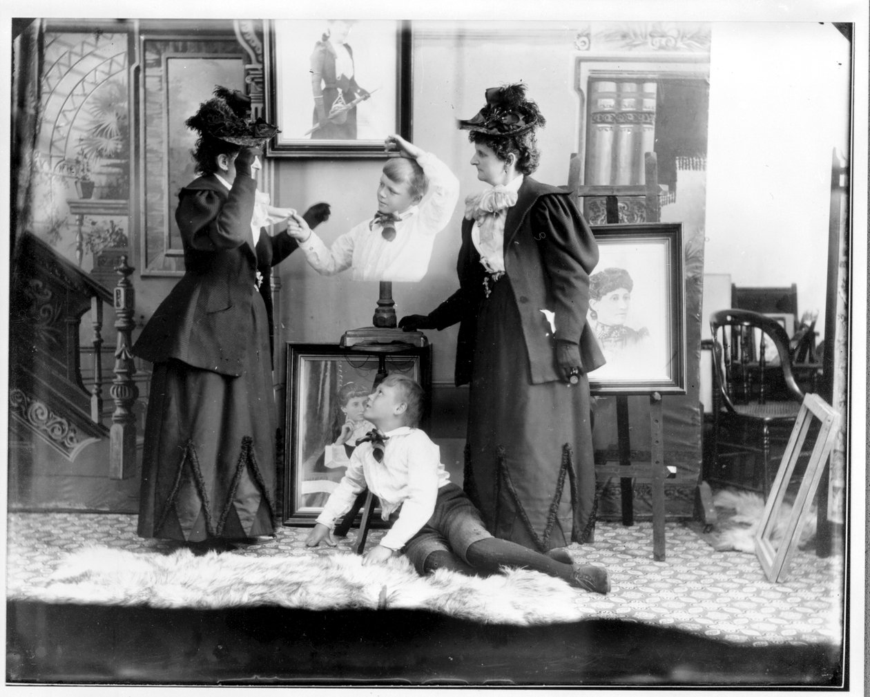 Multieksponering av Hannah Hatherly Maynard og hennes barnebarn Maynard McDonald, ca. 1893 (bw-bilde) av Hannah Maynard