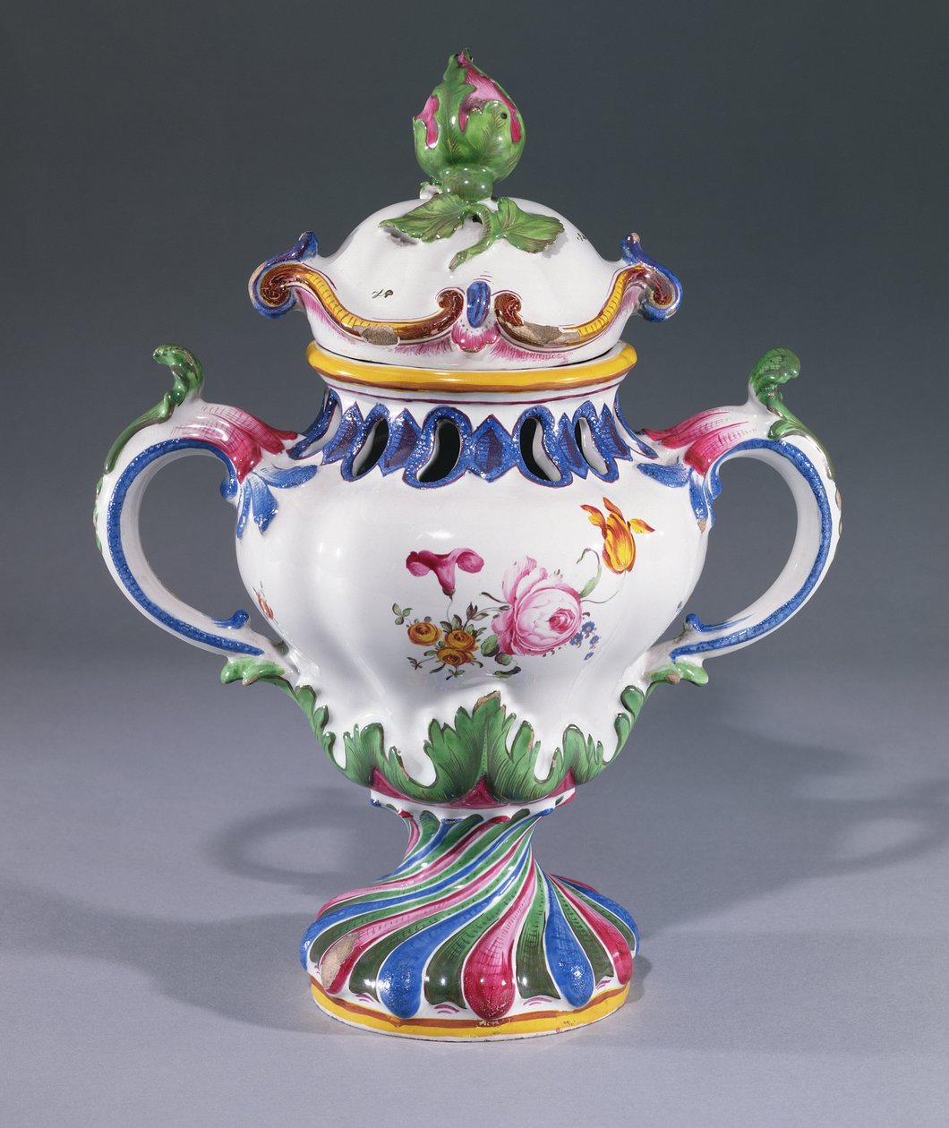 Pot-pourri vase, laget i Strasbourg, ca. 1754-60 (keramikk) av Hannong Family