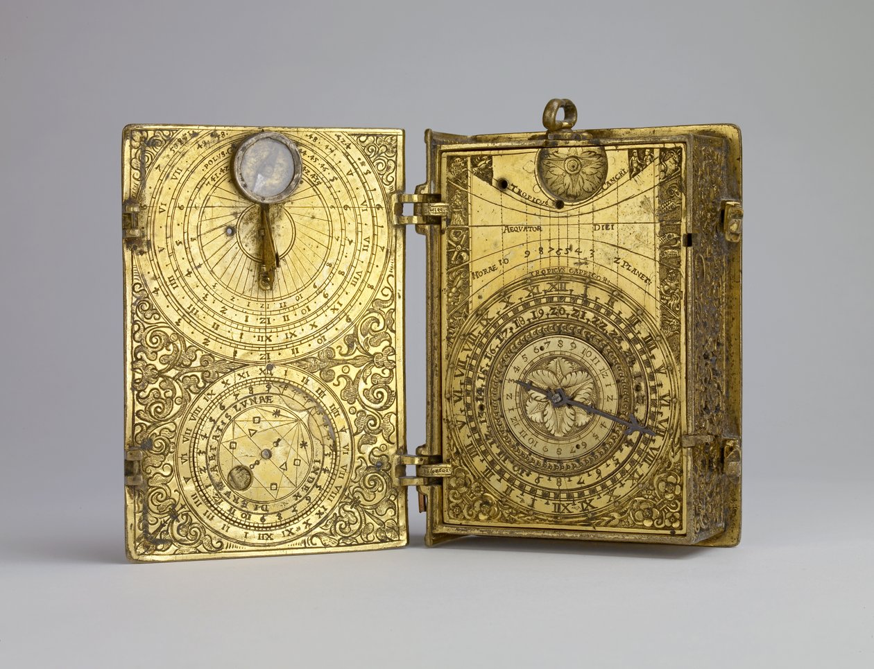 Klokke-ur i forgylt messing med alarm, solur og månevolvelle i form av en bok, ca. 1580 (forgylt messing) av Hans Kock