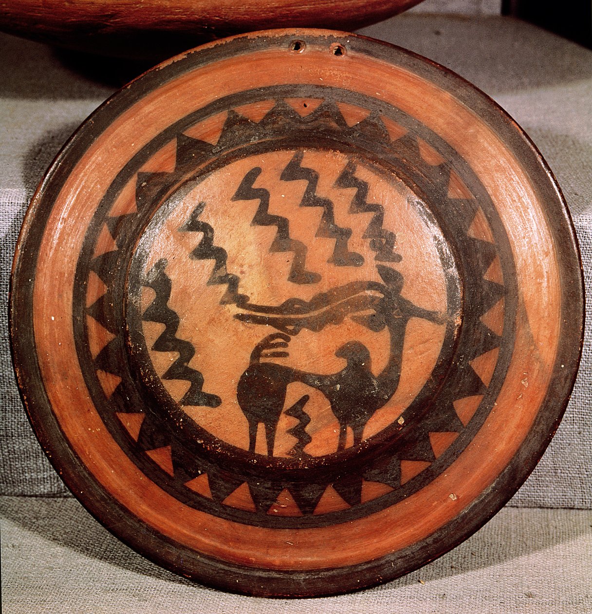 Omslag av en begravelsesurne som viser en steinbukk og et geometrisk mønster, fra Indusdalen, Pakistan, 3000–1500 f.Kr. (keramikk) av Harappan