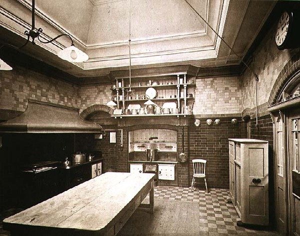 The Kitchen, Wickham Hall, Kent av Harold Palmer
