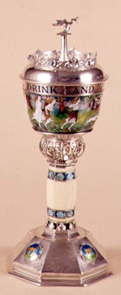 Kjærlig kopp og deksel, påført ornament med elfenbenstilk, ca. 1905-09 (sølv og emalje) av Harold Stabler