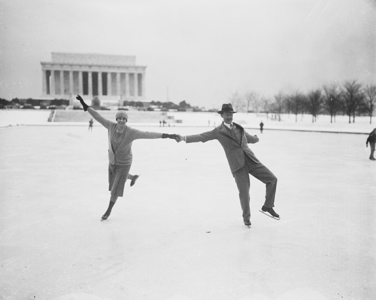 Par på skøyter ved Tidal Basin, Washington DC, USA, januar 1930 (s/hvitt-bilde) av Harris & Ewing
