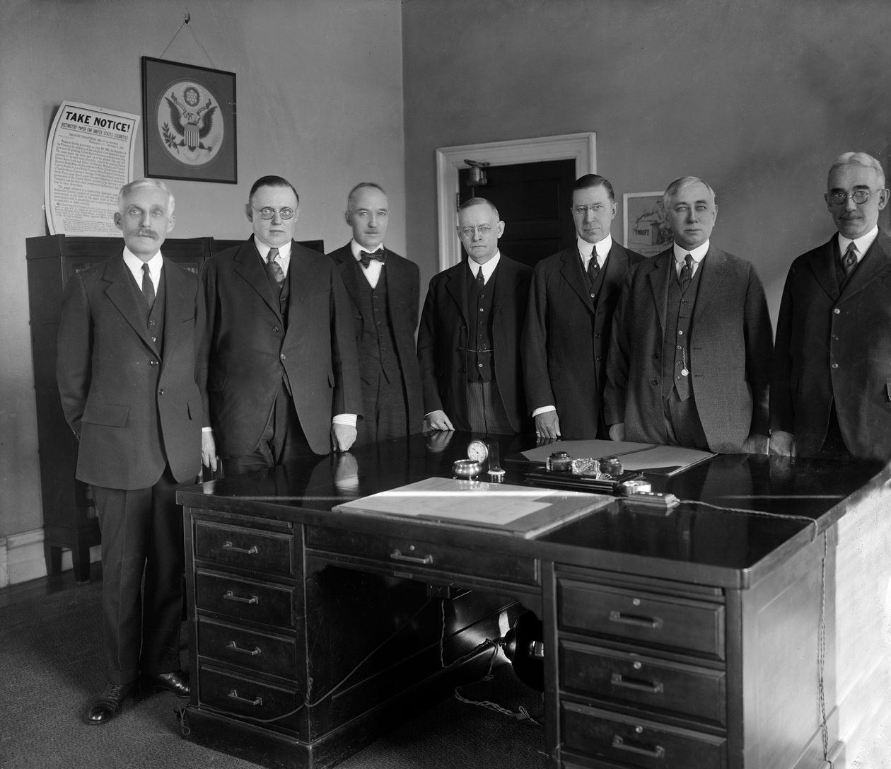 Federal Reserve Board, venstre til høyre: Sec'y Mellon; WPG Harding; viseguvernør Edmund Platt; Charles S. Hamlin; Adolph Miller; Kontrollør DR Crissinger og JR Mitchell. Fotografi av Harris & Ewing, ca. 1905/1945. av Harris & Ewing