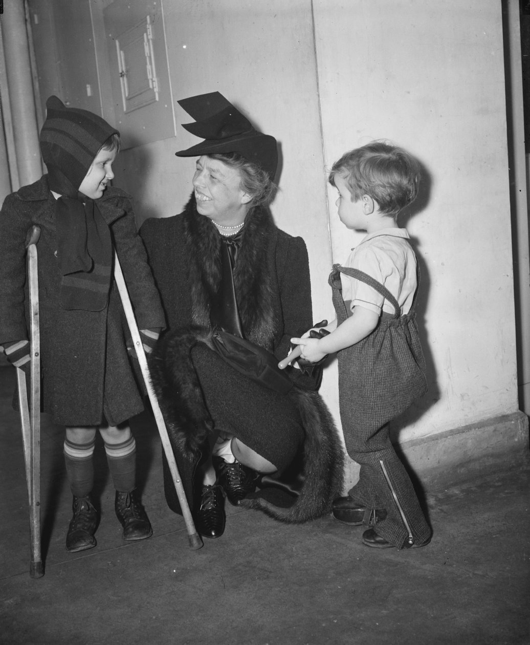 First Lady Eleanor Roosevelt besøker barnesykehuset, Washington DC, USA, januar 1939 (s/hvitt-bilde) av Harris & Ewing