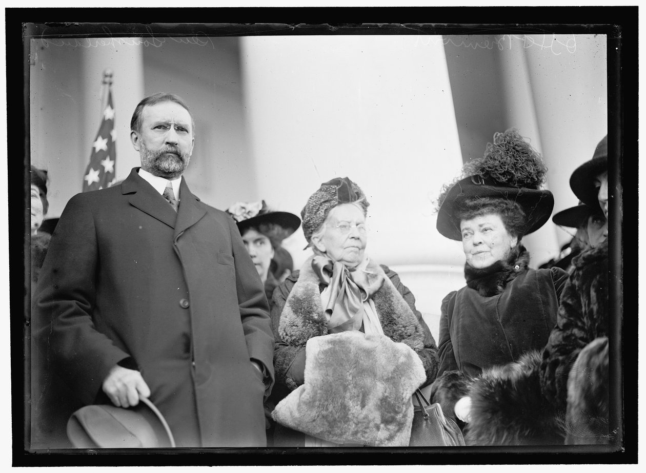 Frøken Belva Ann Lockwood, med senator Southerland av Harris & Ewing