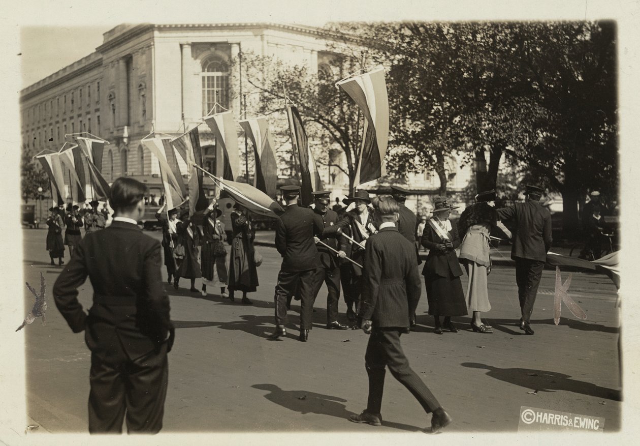 Politiet beslaglegger bannerne til suffragister før de når det amerikanske senatet av Harris & Ewing