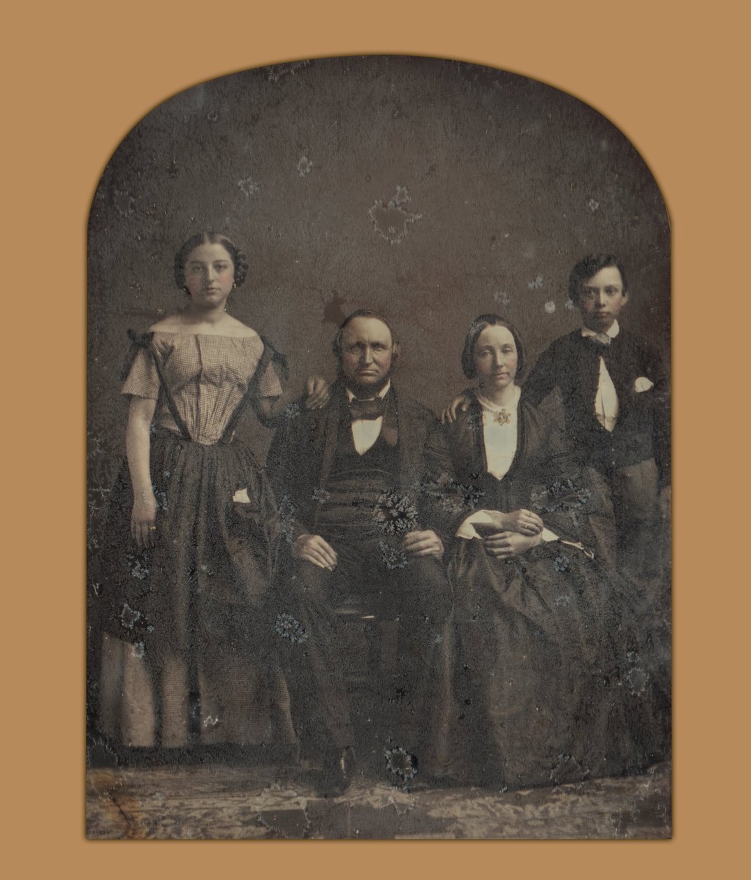 Gruppeportrett av en uidentifisert familie av Harrison and Hill