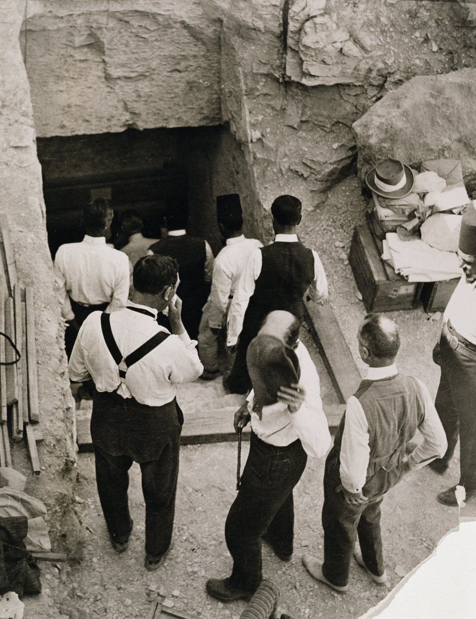 En fest som går ned trappene til Tutankhamons grav, Kongenes dal av Harry Burton