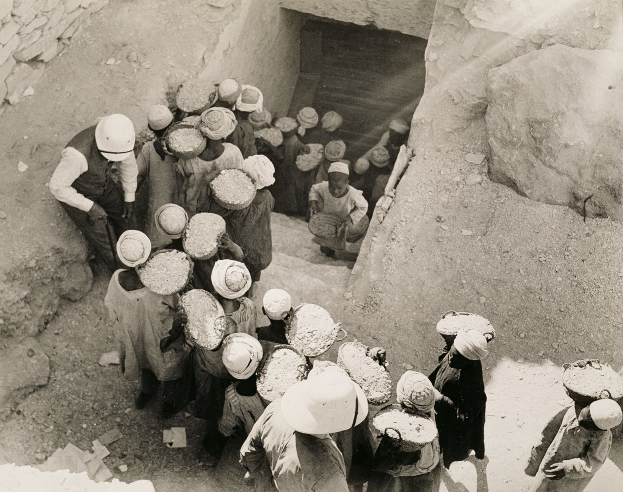Lukking av Tutankhamons grav, Kongenes dal, februar 1923 (gelatinsølvtrykk) av Harry Burton