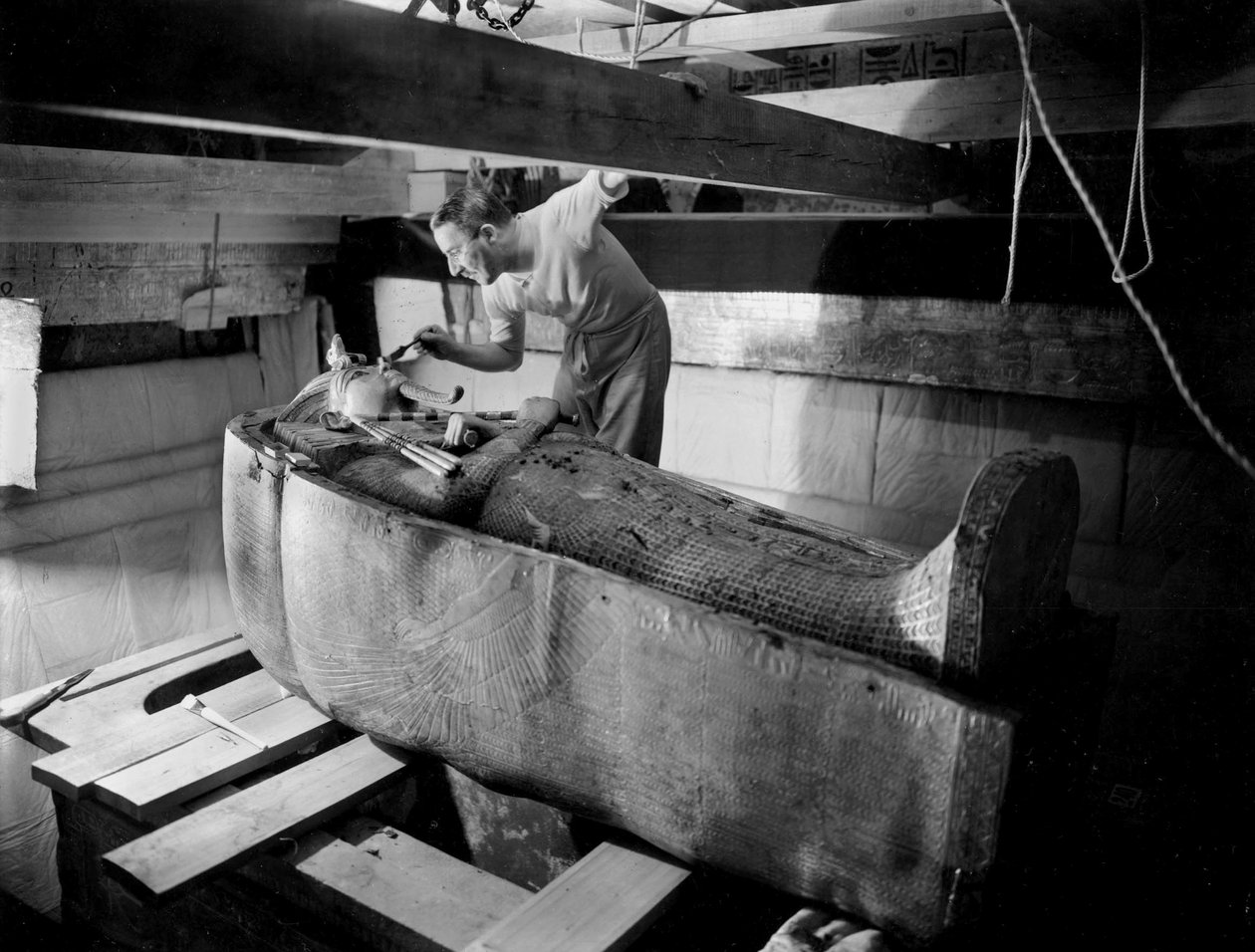 Oppdagelse av graven til farao Tutankhamon i Kongenes dal (Egypt): i gravkammer, Howard Carter som arbeider på lokket til den andre kisten, oktober 1925, foto av Harry Burton (s1568) av Harry Burton