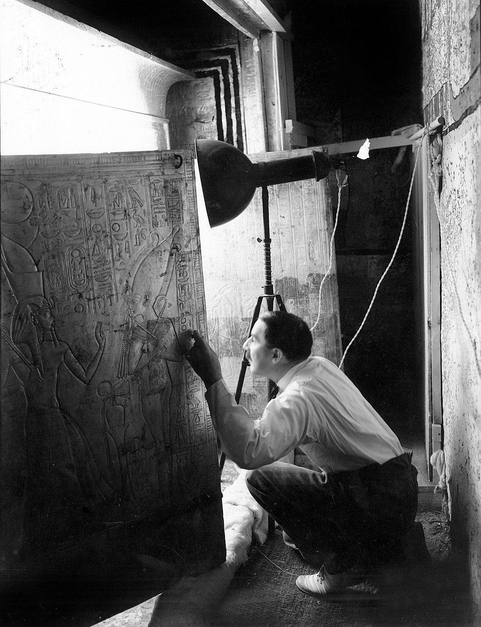 Oppdagelse av graven til farao Tutankhamon i Kongenes dal (Egypt): Howard Carter ser gjennom dørene til den andre helligdommen, 4. januar av Harry Burton