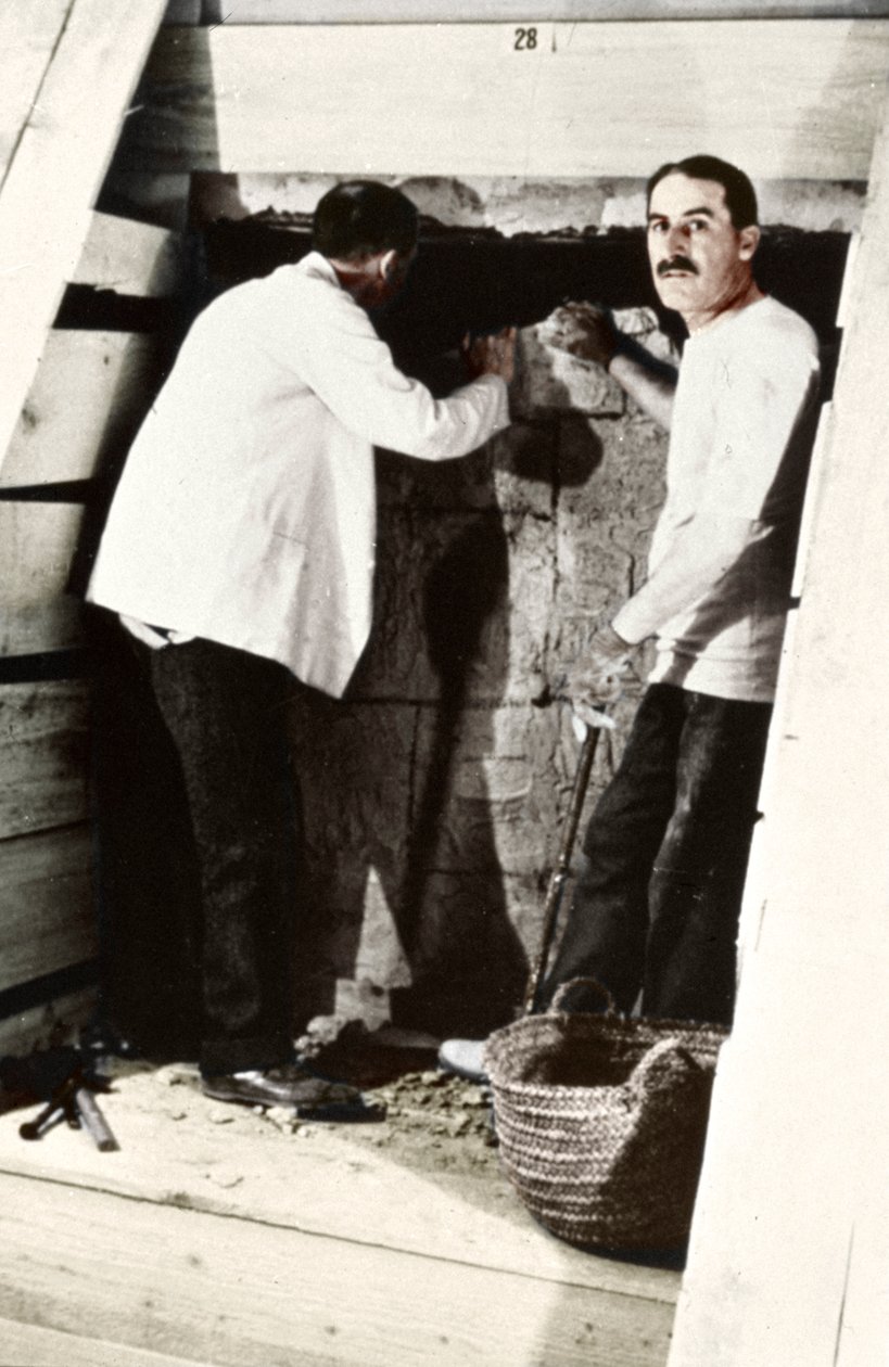Howard Carter og en kollega graver ut en grav i Kongenes dal, Egypt, 1922 av Harry Burton