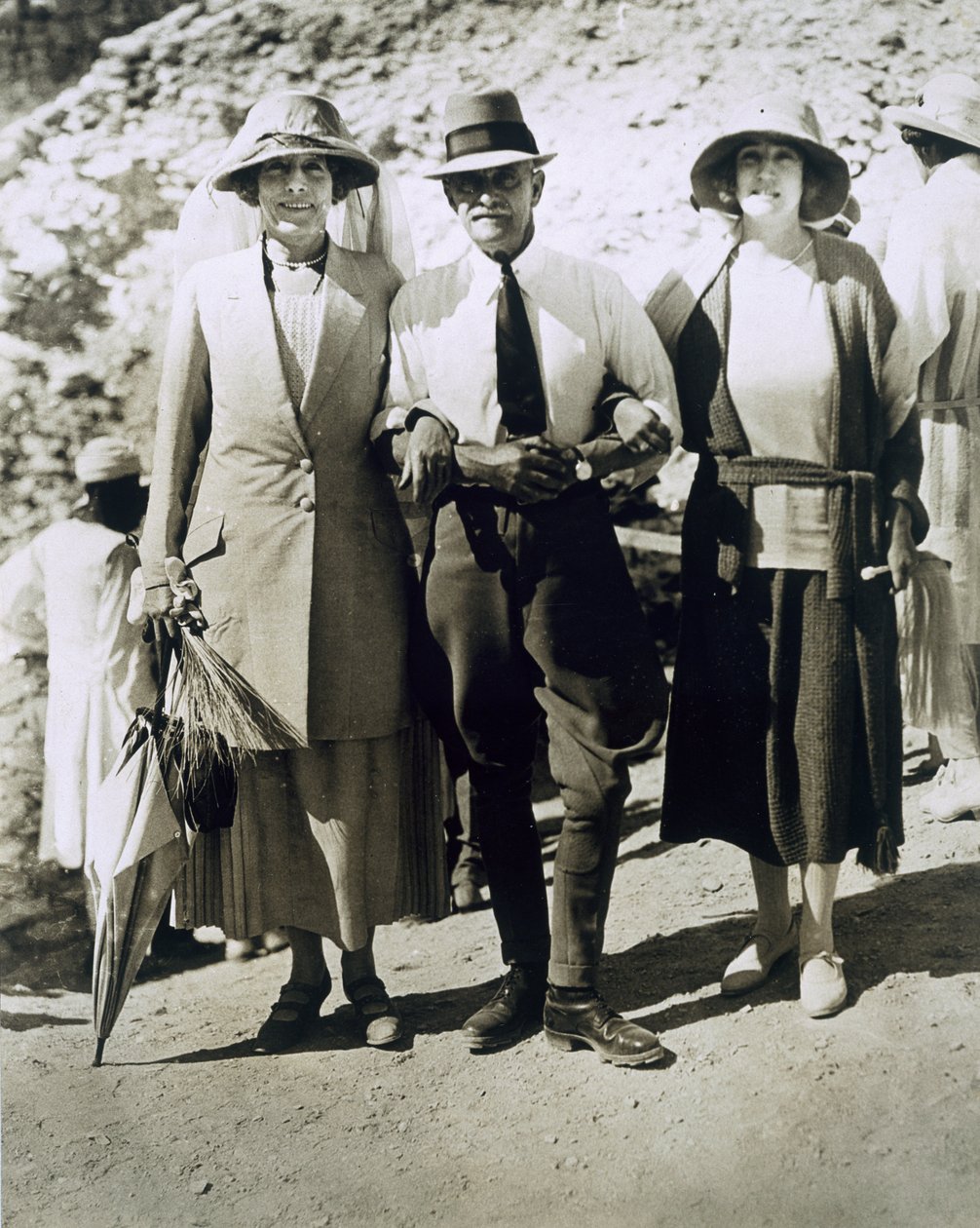 L til R: Lady Somerleyton, oberst Watson Pasha og Hon. Lady Alexander ved graven til Tutankhamun, Kongenes dal av Harry Burton