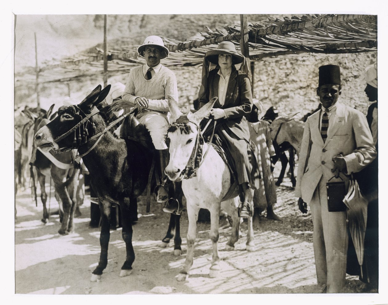 Lady Ribblesdale og Mr Stephen Vlasto ankommer på esler ved graven til Tutankhamun, Kongenes dal av Harry Burton