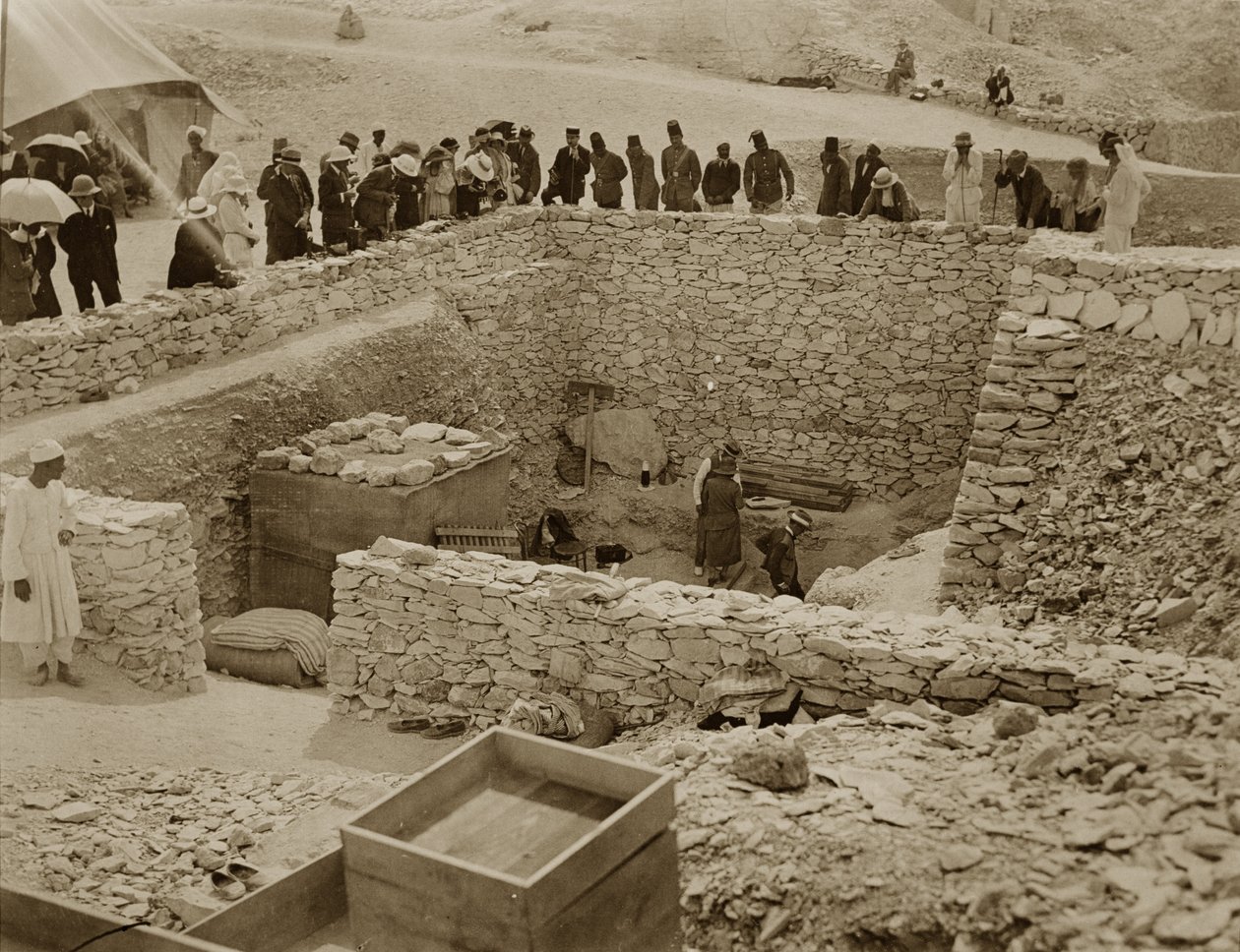 Lord Carnarvon (1866-1923) Lady Evelyn Herbert og Howard Carter (1873-1939) ved Tutankhamons grav, Kongenes dal (gelatinsølvtrykk) av Harry Burton