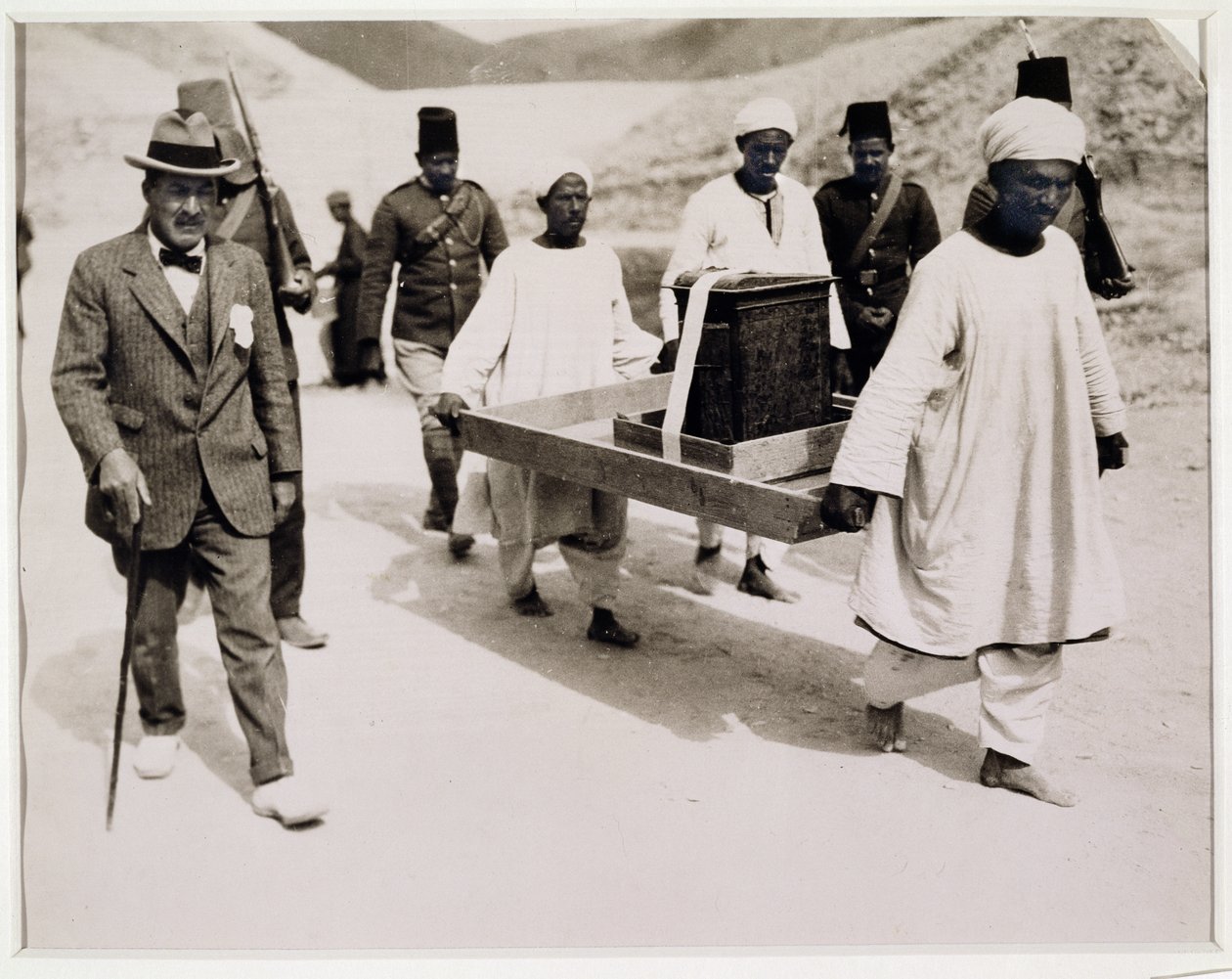 Fjerning av den forgylte helligdommen fra Tutankhamons grav, Kongenes dal (gelatinsølvtrykk) av Harry Burton