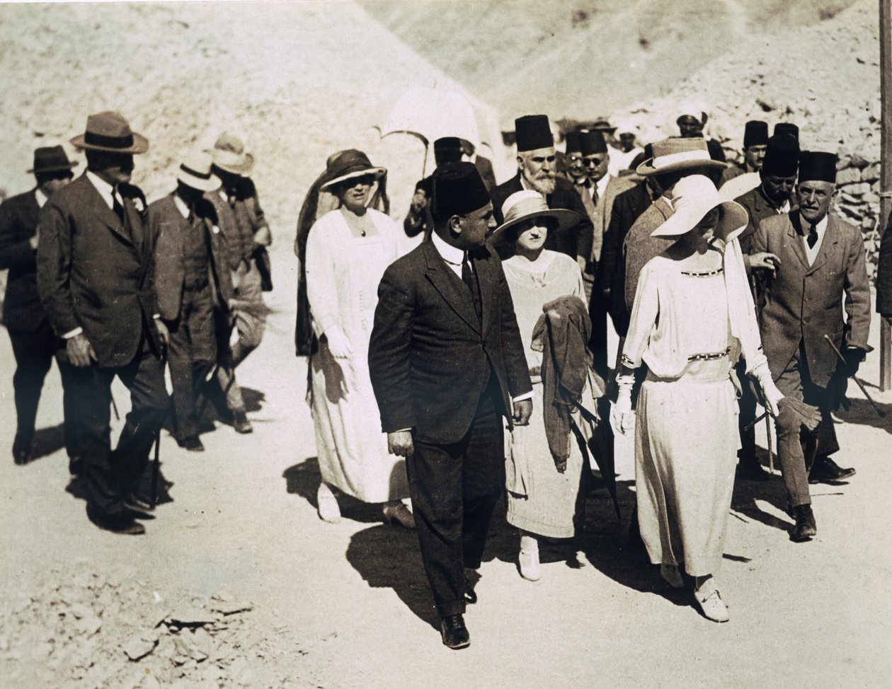 Dronningen av belgierne (i midten) Lord Allenby (ytterst til venstre) og Lady Allenby nærmer seg inngangen til Tutankhamons grav, Kongenes dal av Harry Burton