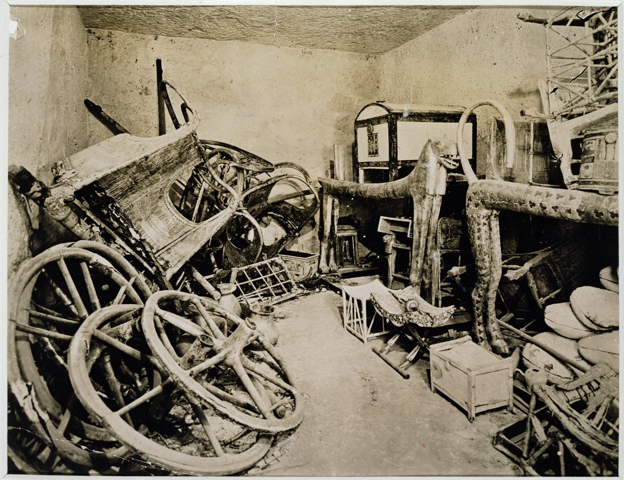 Utsikt over forkammeret til Tutankhamons grav ser sørover, Kongenes dal, november 1922 (gelatinsølvtrykk) av Harry Burton